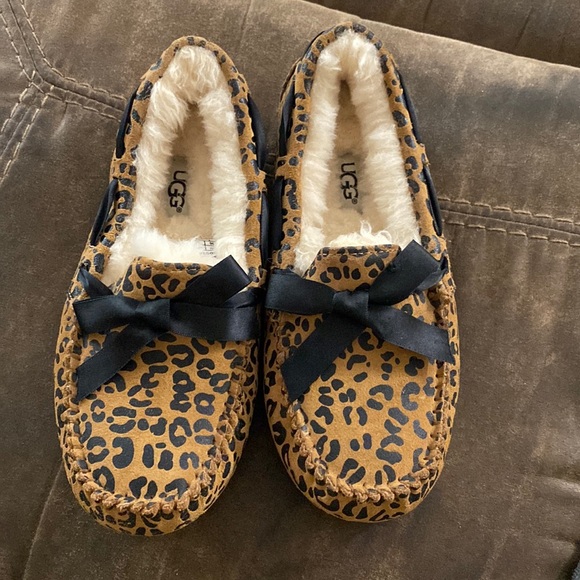 UGG® Australia Women's
Dakota Leopard Bow Slippers New with sticker / Size 5 - Picture 3 of 5
